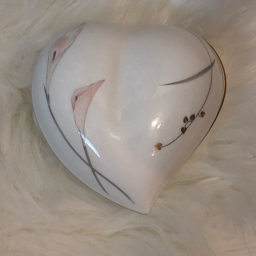 VINTAGE MIKASA HEART TRINKET HOLDER - Picture 1 of 8